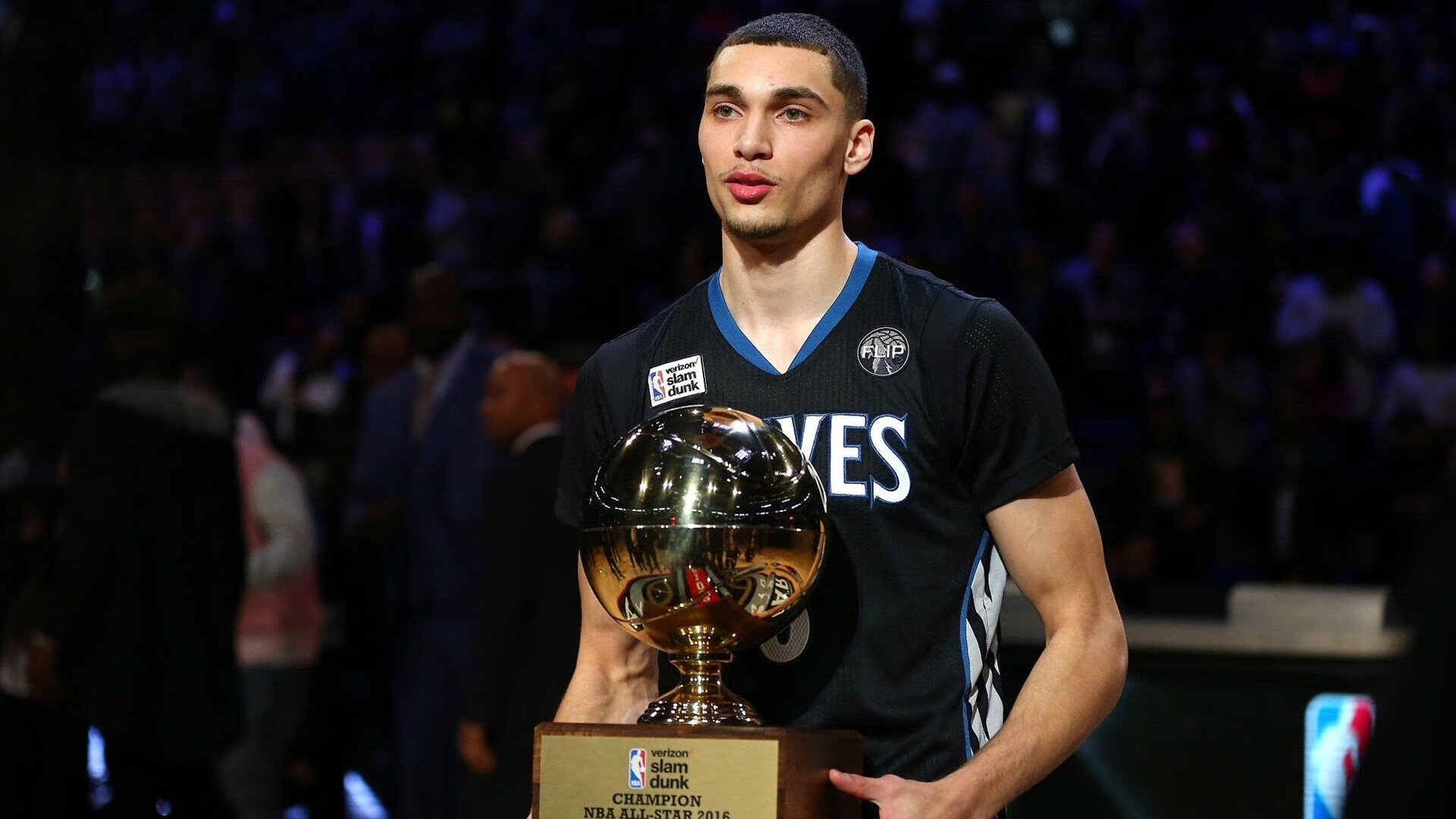 2010年季后赛:雷霆以年轻的阵容奋战,韦斯布鲁克多次“黑马”表现惊艳全场。